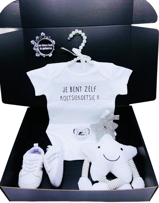 Kraamcadeau baby - kraampakket met babysneakers rompers rammelaar en fopspeen koetsiekoetsie - kraamkado kan ook rechtsreeks worden verstuurd met kaart van Koetsiekoetsie — afbeelding 2