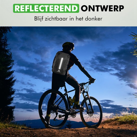 Fietser met zwarte rugzak met reflecterende streep op donkere avond. REFLECTEREND ONTWERP.