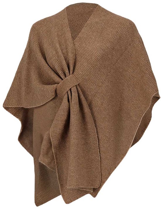 Bruine gebreide omslagdoek met een gedraaide knoop aan de voorkant.