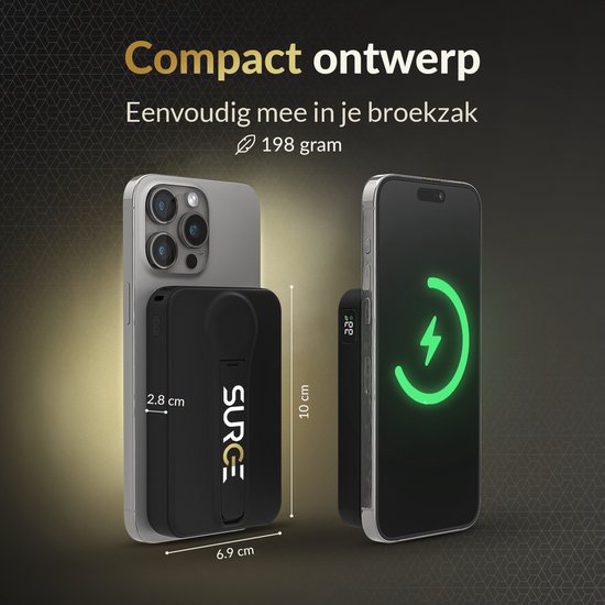 Zwarte compacte Surge powerbank (6.9 x 2.8 cm) magnetisch aan iPhone bevestigd. Afzonderlijke telefoon voor draadloos opladen.