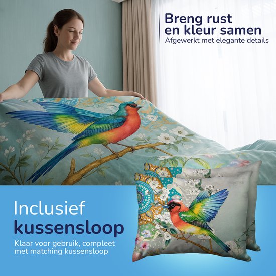 Een vrouw met een dekbedovertrek met vogelprint. Tekst "Inclusief kussensloop" en "Breng rust en kleur samen".
