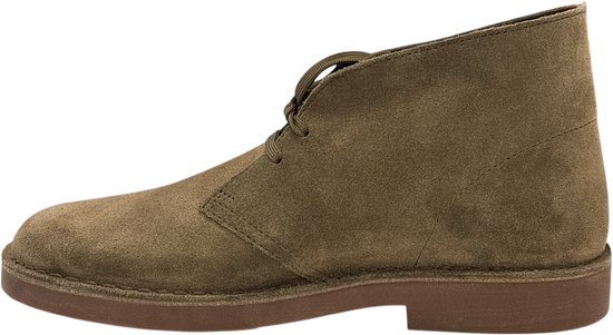 Zijkant van een khaki suède Desert Boot met bruine zool.