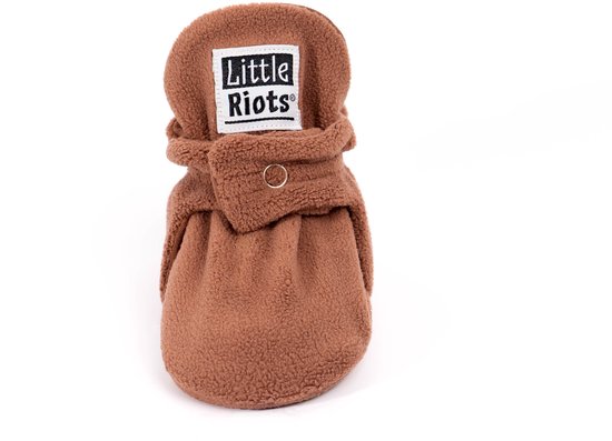 Bruin fleece babyslofje van Little Riots, van voren gezien, met klittenbandsluiting en logo.