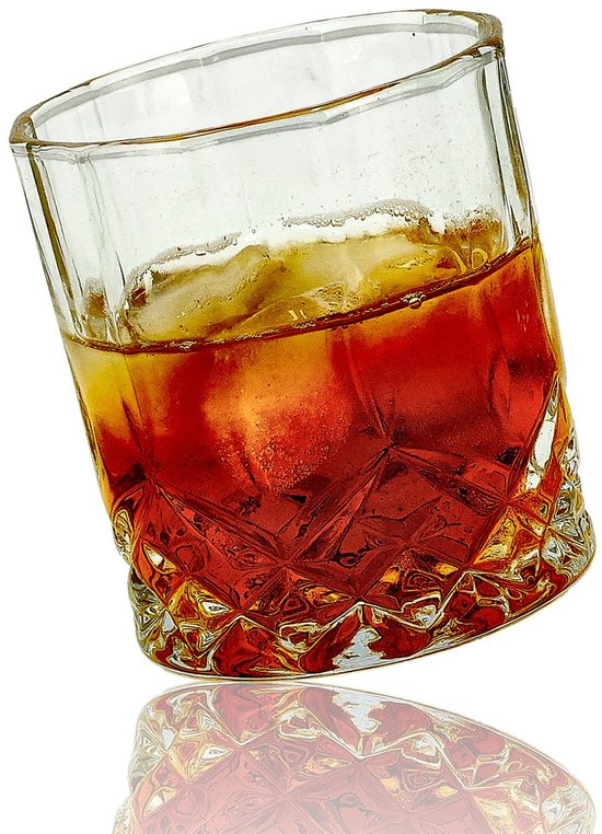 Glazen whiskyglas met amberkleurige drank en ijsblokjes, met diamantpatroon.