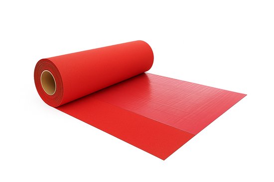 Un tapis rouge enroulé avec un motif subtil et un film protecteur.
