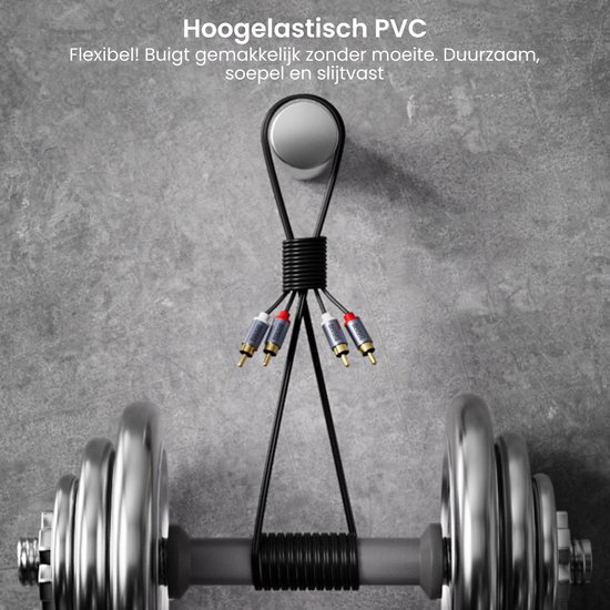 Vier RCA-stekkers met rode en witte markeringen, gebundeld en opgehangen aan een haak boven dumbbells.