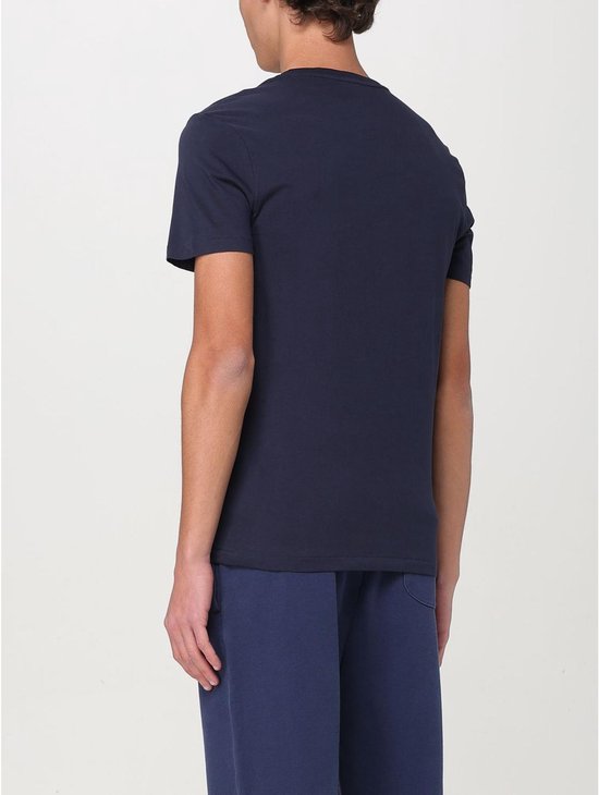 Achterkant van het donkerblauwe Polo Ralph Lauren T-shirt gedragen op blauwe broek.