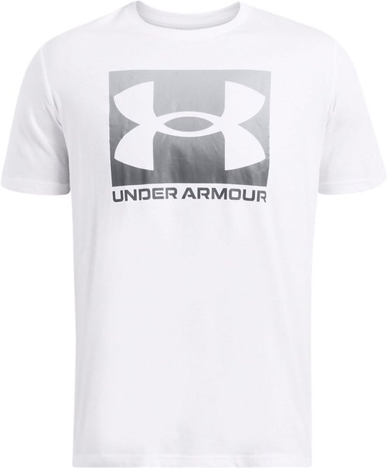 Wit sportshirt met groot grijs verloop logo en tekst 'UNDER ARMOUR' op de voorkant.