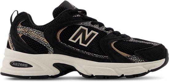 Zwarte New Balance sneaker met luipaardprint en beige accenten.