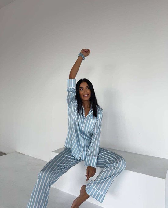 Satijnen Dames Pyjamaset- Luxe- Pyjama- Nachtkleding Gestreept Lichtblauw Maat M