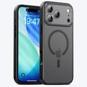 Een matzwart doorschijnend iPhone-hoesje met MagSafe-ring naast een iPhone met een blauw/groen behang.