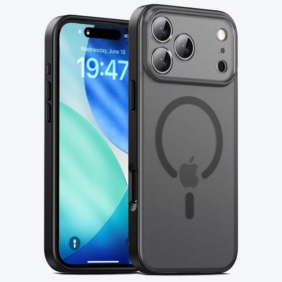 Een matzwart doorschijnend iPhone-hoesje met MagSafe-ring naast een iPhone met een blauw/groen behang.