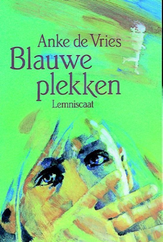 Boekcover met schilderij van gezicht met hand voor mond, tekst 'Anke de Vries Blauwe plekken Lemniscaat'