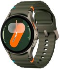 Groene smartwatch met oranje en blauwe accenten op de band. De wijzerplaat toont '3,457' stappen.