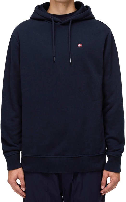Model draagt een donkerblauwe Napapijri hoodie met capuchon, koordjes en vlaglogo.