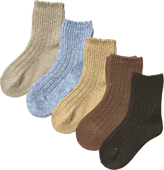 Vijf paar gebreide sokken in de kleuren beige, lichtblauw, zand, bruin en zwart.