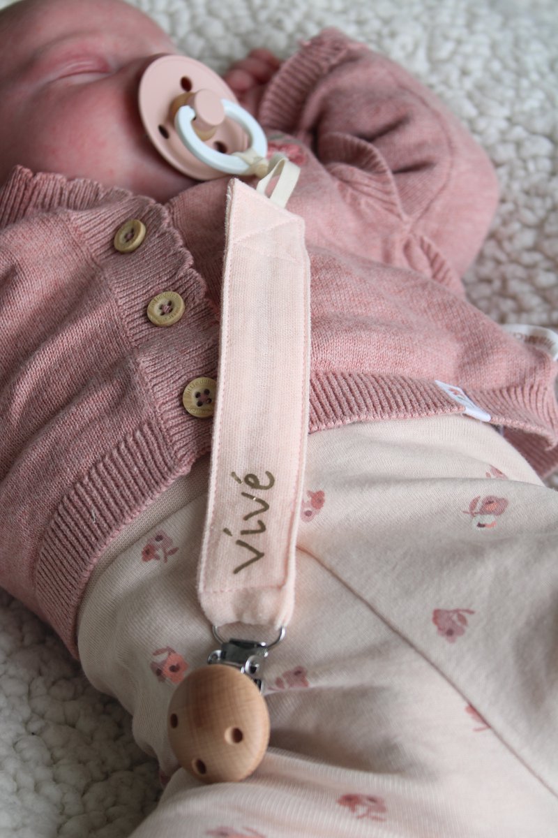 Speenkoord met naam - katoen - Zalm roze - houten knop - speenketting met naam - mommy musthaves - accessoires baby - baby - gepersonaliseerd kraamcadeau - stof - jongen - meisje - katoen - roze - ZIE BESCHRIJVING VOOR HET DOORGEVEN VAN DE NAAM