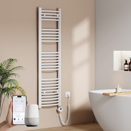 Witte handdoekradiator in luxe badkamer, bediend via smartphone met app. Naast een vrijstaand bad met plant.