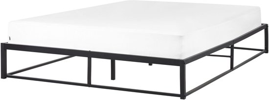 Cadre de lit noir en métal avec un matelas blanc dessus.