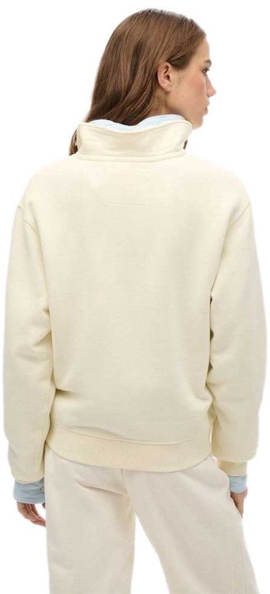 Achterkant van een off-white, halve rits trui met kraag, gedragen door een model.