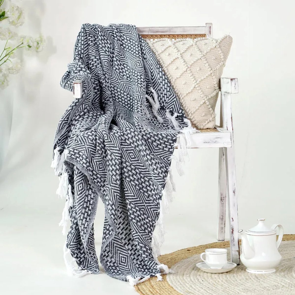 Urbane Hide | Geweven Zachte Plaid met Diamantpatroon | SierPlaids | 125x155 cm | met Franjes | 100% Katoen | Zwart en wit