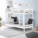 Witte stapelbedden met grijs beddengoed met sterren, in een kinderkamer met decoraties.