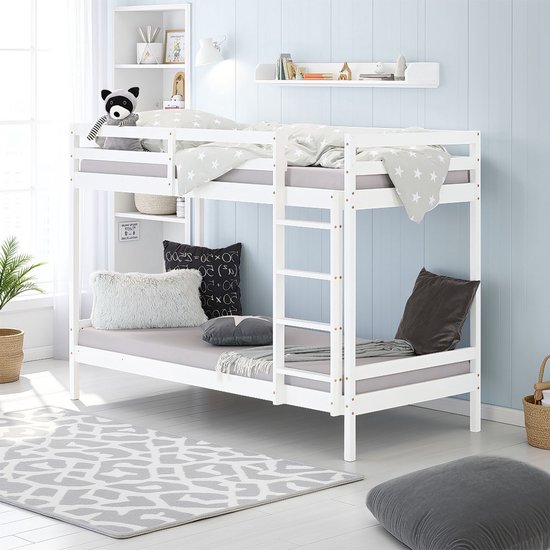 Witte stapelbedden met grijs beddengoed met sterren, in een kinderkamer met decoraties.