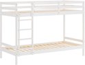 Witte stapelbedden met houten lattenbodem en ladder aan de linkerkant.