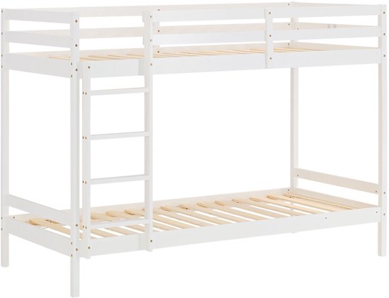 Witte stapelbedden met houten lattenbodem en ladder aan de linkerkant.
