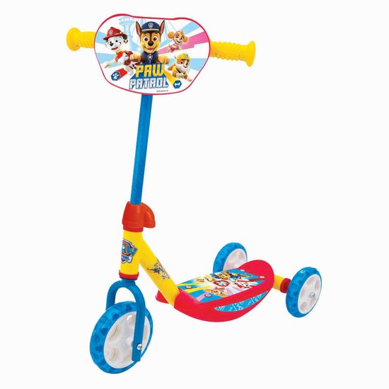 Een rode, gele en blauwe Paw Patrol step met drie wielen. De step heeft afbeeldingen van Paw Patrol karakters.