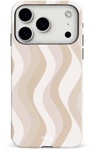 xoxo Wildhearts Minimal Nude - Double Layer - Hardcase geschikt voor iPhone 17 Pro Max hoesje - Siliconen hoesje met golven print - Dubbele beschermlaag - Beschermhoes met print - Wit / Beige / Bruin
