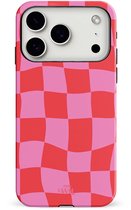 xoxo Wildhearts Drunk In Love - Double Layer - Hoesje geschikt voor iPhone 17 Pro hoesje - Blokjes print roze - Hardcase - Shockproof case - Dubbele beschermlaag - Beschermhoes met golvende print - Roze / Rood