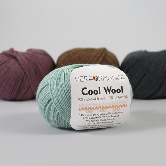 Pelote de fil Cool Wool vert vintage, avec une étiquette indiquant 'Performance Cool Wool 75% laine superwash 25% polyamide'.