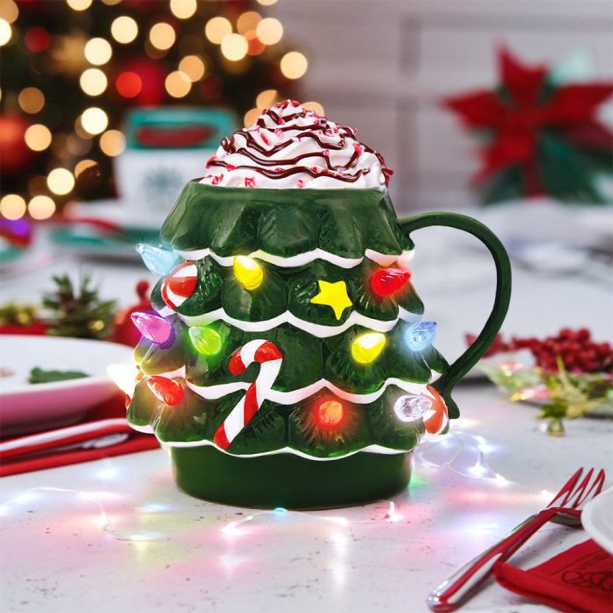 LED Kerstboom Mok – 200ml – Met Kleurrijke Verlichting – Origineel Kerstcadeau – Sfeervolle Mok in Kerstboom Vorm – Voor Warme Dranken – Gemaakt van ABS en Keramiek – Werkt op AAA-batterijen