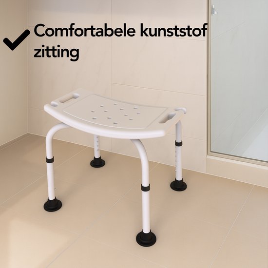 Witte douchekruk met comfortabele kunststof zitting in een douchecabine.