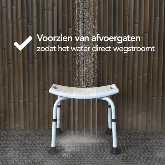 Witte douchekruk in een douche met bamboewand, met tekst 'Voorzien van afvoer gaten'.