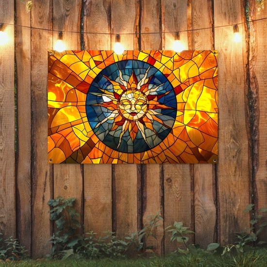 Une affiche de jardin représentant un soleil en mosaïque aux teintes jaunes, oranges et bleues, accrochée à une clôture en bois.
