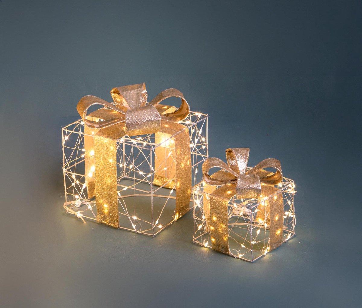Bianchidino - Set van 2 Verlichte Cadeaudozen - H15 en 20 cm – 750 Warm LED – Metaal/stof – Kerstdecoratie