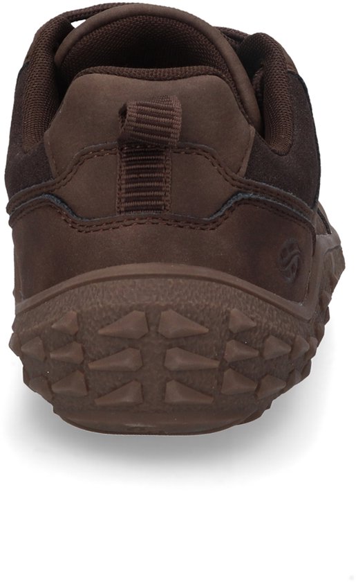 Sneaker marron, le dos montre une semelle extérieure en caoutchouc robuste avec profil.