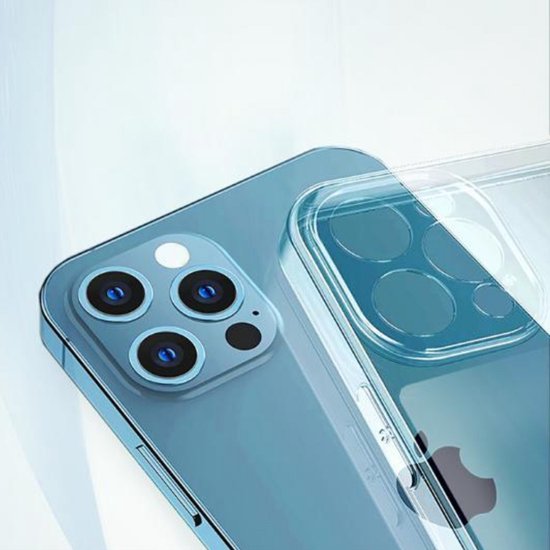 Detail van een blauwe iPhone met transparant hoesje, focus op camera lenzen.