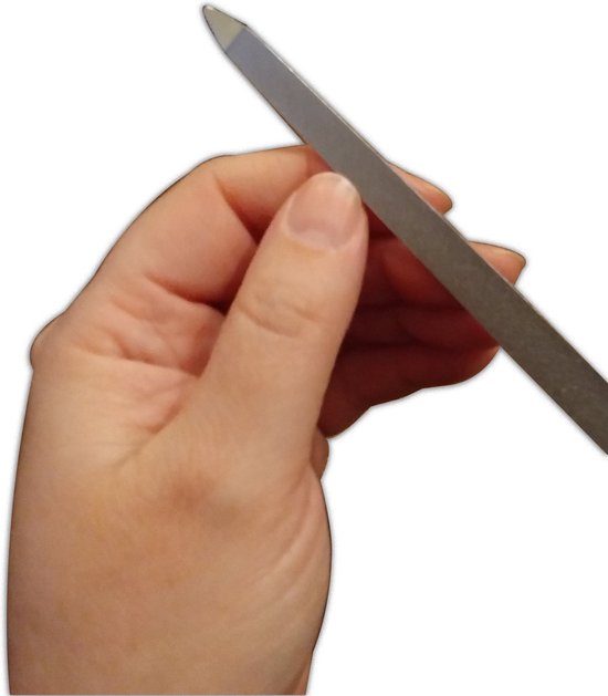Hand houdt een metalen nagelvijl vast, focus op de vijl en de duim.