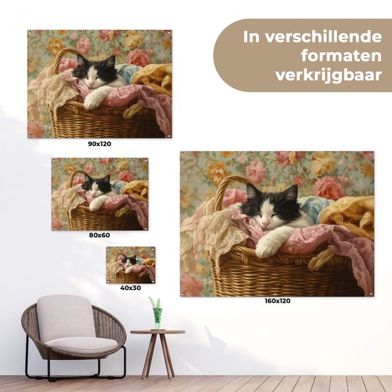 Tuinposter 120x90 cm - Tuindecoratie Kat - Bloemenprint - Rieten mand - Poster voor in de tuin - Buiten decoratie - Schutting tuinschilderij - Tuindoek muurdecoratie - Wanddecoratie balkondoek