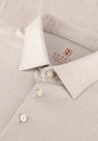 Close-up van de kraag en knopen van een lichtbeige longsleeve poloshirt van Desoto.