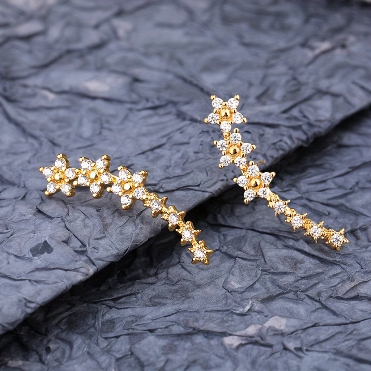 Sjika - Gouden Oorbellen met Kristallen Bloemen – Luxe Dames Sieraad - Cadeau