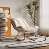 Beige schommelstoel met gedetailleerde textuur op de kussens, gebogen houten poten en metalen frame.