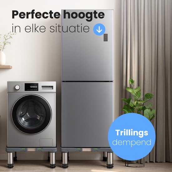 Zwarte verstelbare verhogers onder een zilverkleurige wasmachine en een zilverkleurige koelkast met 2 deuren. Een plant staat rechts.
