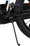 Zwarte standaard aan de onderkant van een kinderfiets.