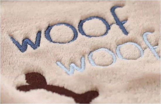 Beige badjas met geborduurde tekst "woof woof" in blauwe letters.