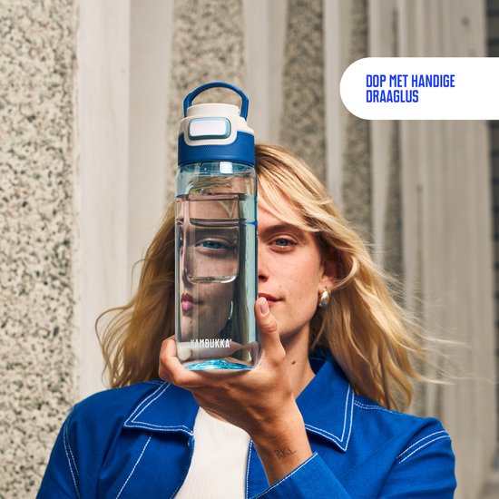 Model met blonde haren houdt een Kambukka Elton drinkfles in Crystal Blue vast. Dop met handige draaglus.