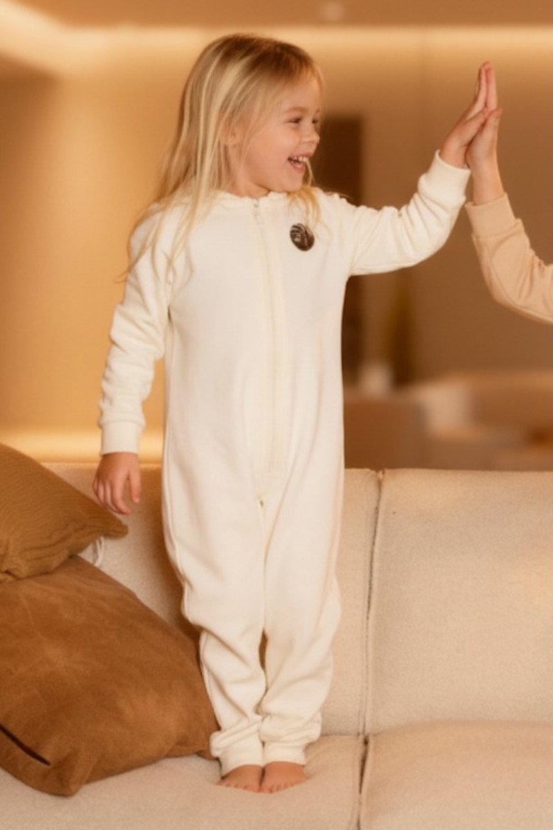 Knuffle Jogging Onesie voor Kinderen | Linda: "De allerbeste Onesie ooit gemaakt, geeft ieder kind een heerlijk ontspannen gevoel!" | Knuffle is eigentijds Nederlands merk | Handgemaakt in Portugal | Loungewear | Dit is de kleur Wit - maat 122/128